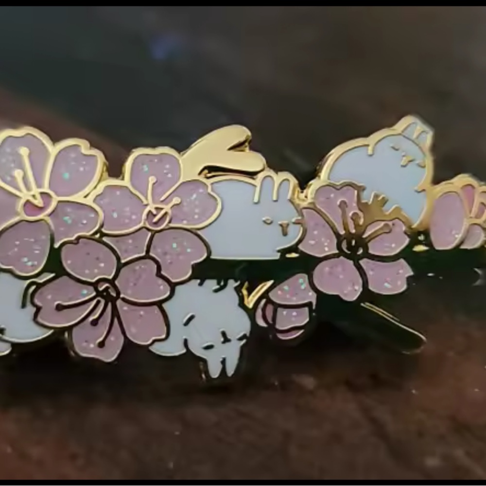 Lucky Sakura Bunny Broche